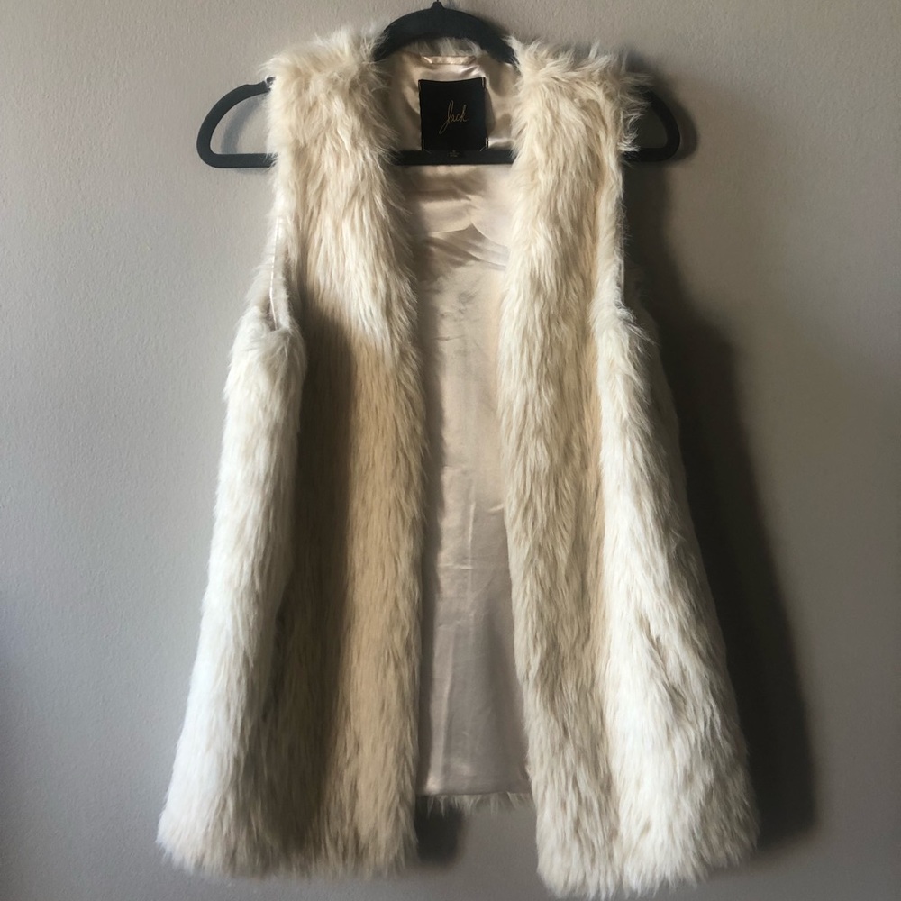 Faux fur cream vest with lining, very cozy/chunky
